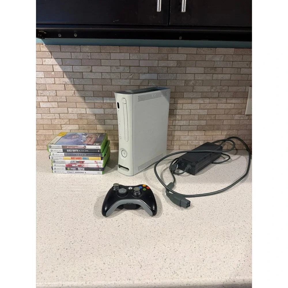 Xbox 360 Pro White Console Bundle with Games‎